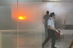 Cháy ô tô trong hầm giữ xe trung tâm thương mại Takashimaya