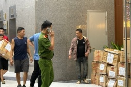 Tin tức trong ngày - VIDEO: Công an đưa hàng chục thùng carton khỏi toà nhà có trụ sở công ty của Shark Bình