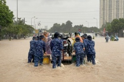 Tin tức trong ngày - Ấm áp tình quân dân: Cảnh sát biển dầm mưa giúp dân qua điểm ngập