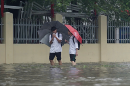 Các trường ở Hà Nội đồng loạt chuyển học online vì lo ngập