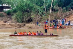 Bắc ròng rọc đưa thầy trò vượt suối đến trường