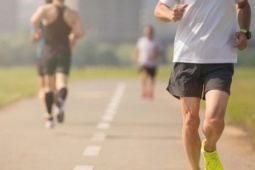 Cách chạy bộ sau tuổi 40 để giảm mỡ mà không hại khớp