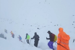 Du lịch - Du khách thức suốt đêm vì sợ bị bão tuyết 'chôn sống' trên Everest