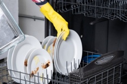 Những đồ dùng không nên cho vào máy rửa bát