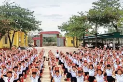 Học sinh vùng lũ nhận món quà 'đặc biệt' sau một tuần phải nghỉ học do mưa bão