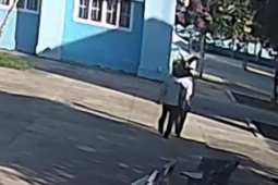 Giáo dục - du học - Giáo viên bị đồng nghiệp bóp cổ trong trường, trước mặt nhiều học sinh