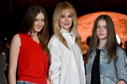 Nicole Kidman đổi kiểu tóc cá tính, dự show Chanel cùng hai con gái