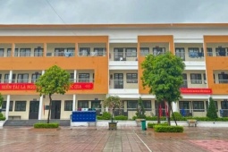 Trường học ở Hà Nội phản hồi về thông tin 'trời mưa vẫn điểm danh, xét đi học muộn'