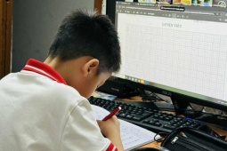 Phụ huynh rối bời vì con học online ngày mưa ngập