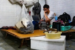 Bạn trẻ - Cuộc sống - Người Hà Nội ăn, ngủ trên biển nước