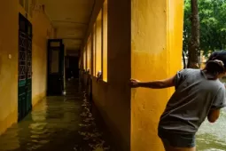 Mưa ngập ký túc xá, sinh viên sư phạm lội nước tìm chỗ học...online