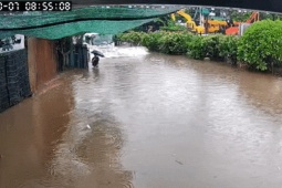 Tin tức trong ngày - Phẫn nộ tài xế lao xe trong mưa ngập, suýt cán trúng người đi bộ ở Hà Nội