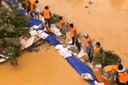 Tin tức trong ngày - Phía sau clip nước lũ dâng cao, tưởng nuốt chửng người giữ đê ở Thái Nguyên
