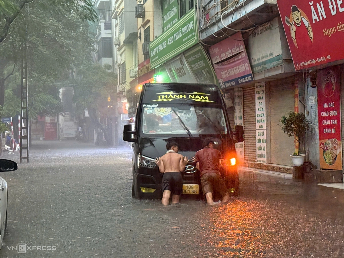 Trên đường Doãn Kế Thiện, phường Cầu Giấy, nước ngập 50-60 cm, một số ôtô di chuyển vào đã bị chết máy. Ảnh: Lộc Chung