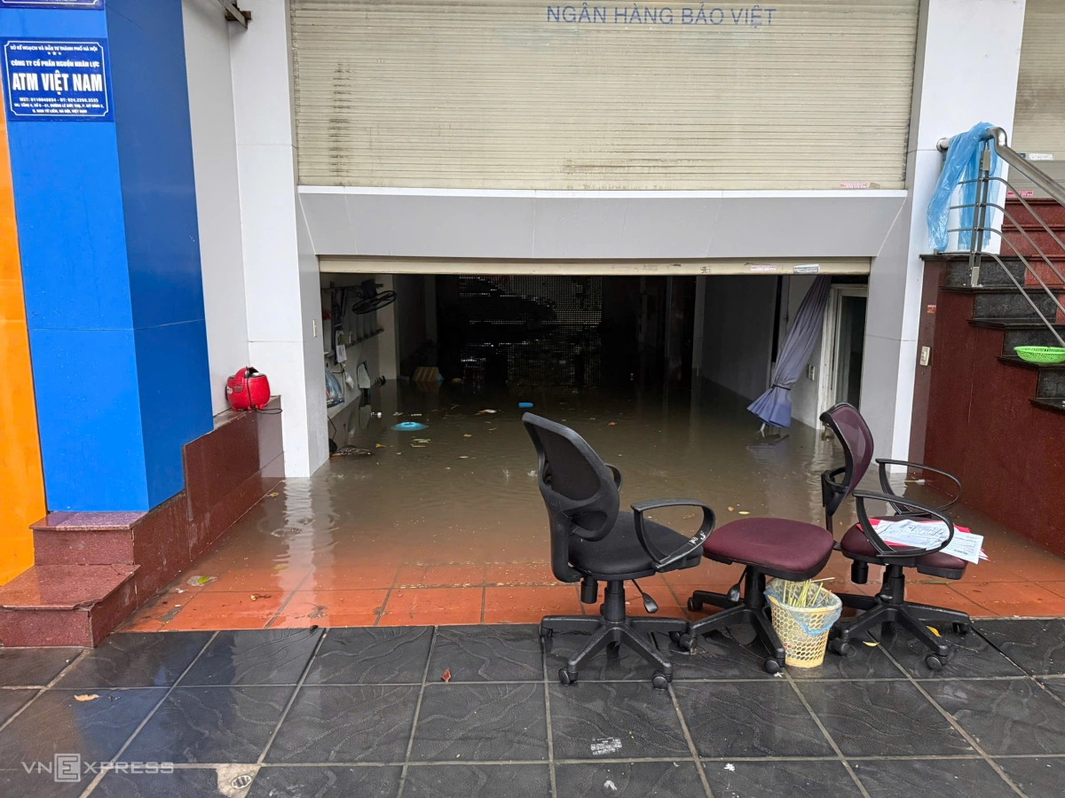Nước từ ngoài đường tràn vào hầm một tòa nhà trên đường Lê Đức Thọ. Ảnh: Lộc Chung