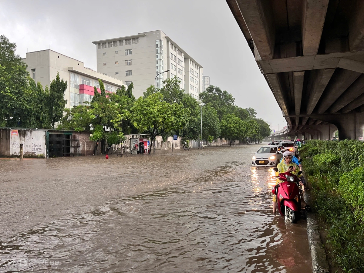 Nước tràn hết vỉa hè. Ảnh: Huy Mạnh