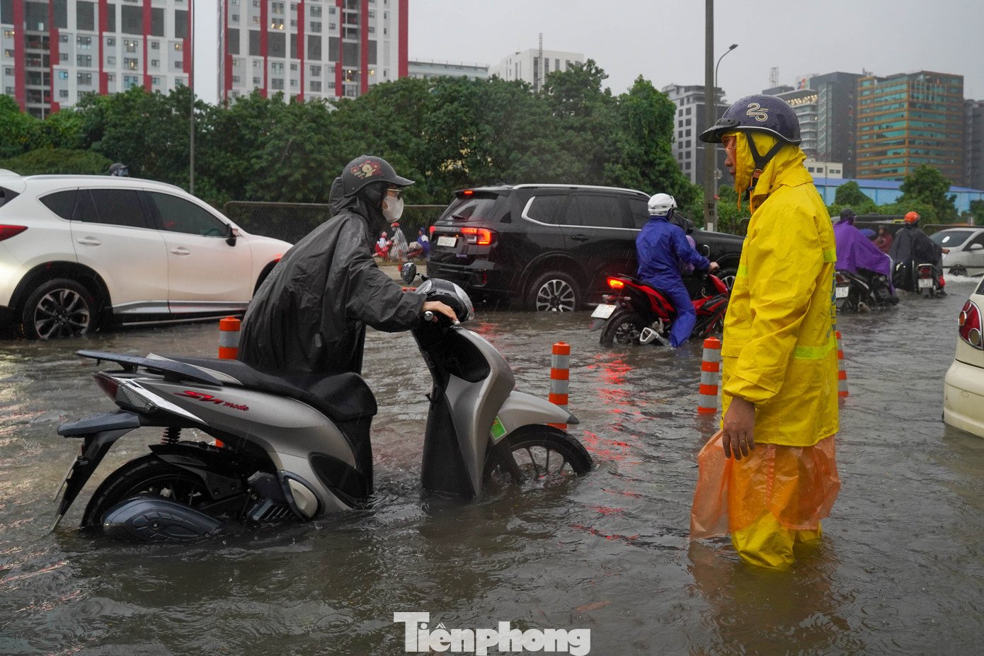 Hà Nội phố thành sông, giao thông tê liệt, xe máy &#39;rồng rắn&#39; leo cao tốc giữa biển nước - 6