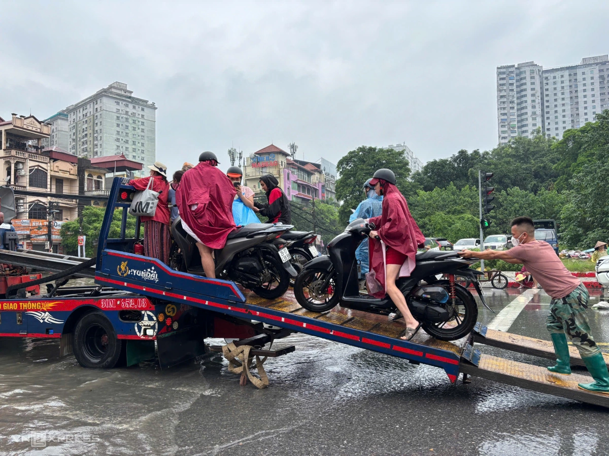 Hà Nội ngập 122 điểm, gần 30 tuyến đường tê liệt sau mưa lớn - 20