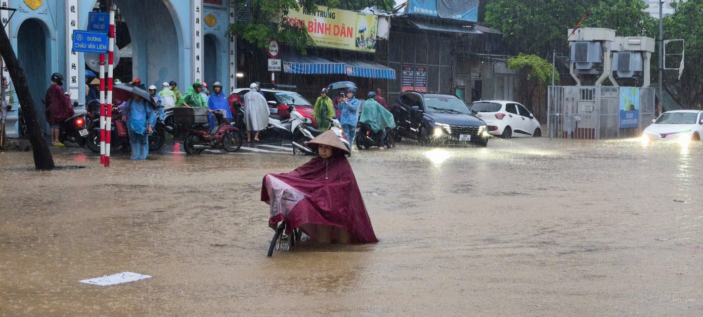 Hà Nội ngập tứ bề, loạt phương tiện bị &#39;bức tử&#39; giữa biển nước - 16