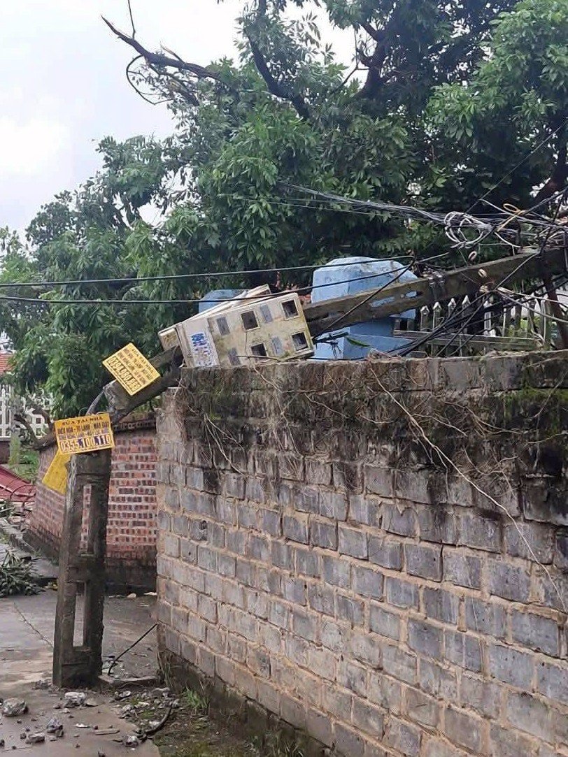 Hình ảnh mái ngói, tường gạch, cột điện tại tổ dân phố Tường, phường Chu Văn An (TP Hải Phòng) hư hỏng sau cơn dông xuất hiện lúc rạng sáng 7/10.