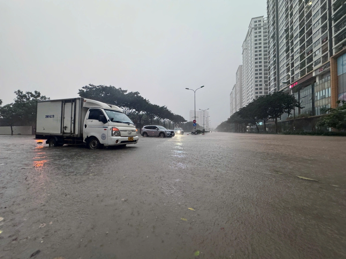 Nhiều phương tiện trên đường Xuân Tảo được đỗ quay ngang ngay trên đường để tránh vị trí trũng. Ảnh: Anh Phú