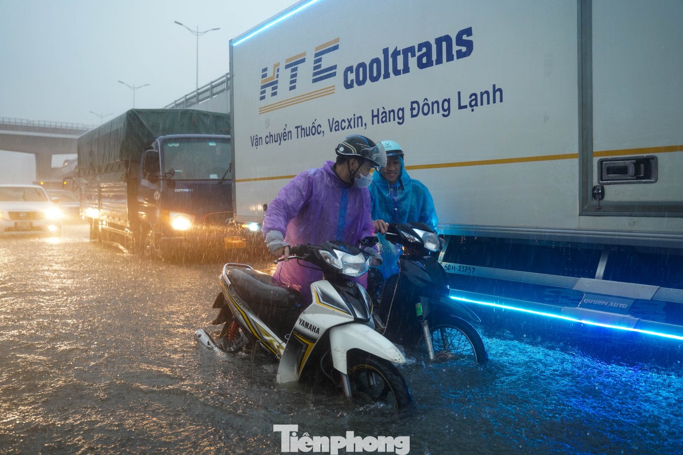 Hà Nội phố thành sông, giao thông tê liệt, xe máy &#39;rồng rắn&#39; leo cao tốc giữa biển nước - 7