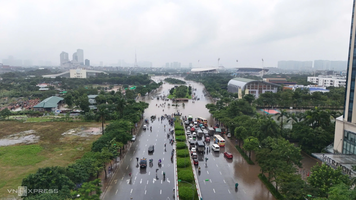 Ô tô, xe máy tập trung trước điểm ngập sâu, chưa dám di chuyển qua. Ảnh: Văn Ngọc