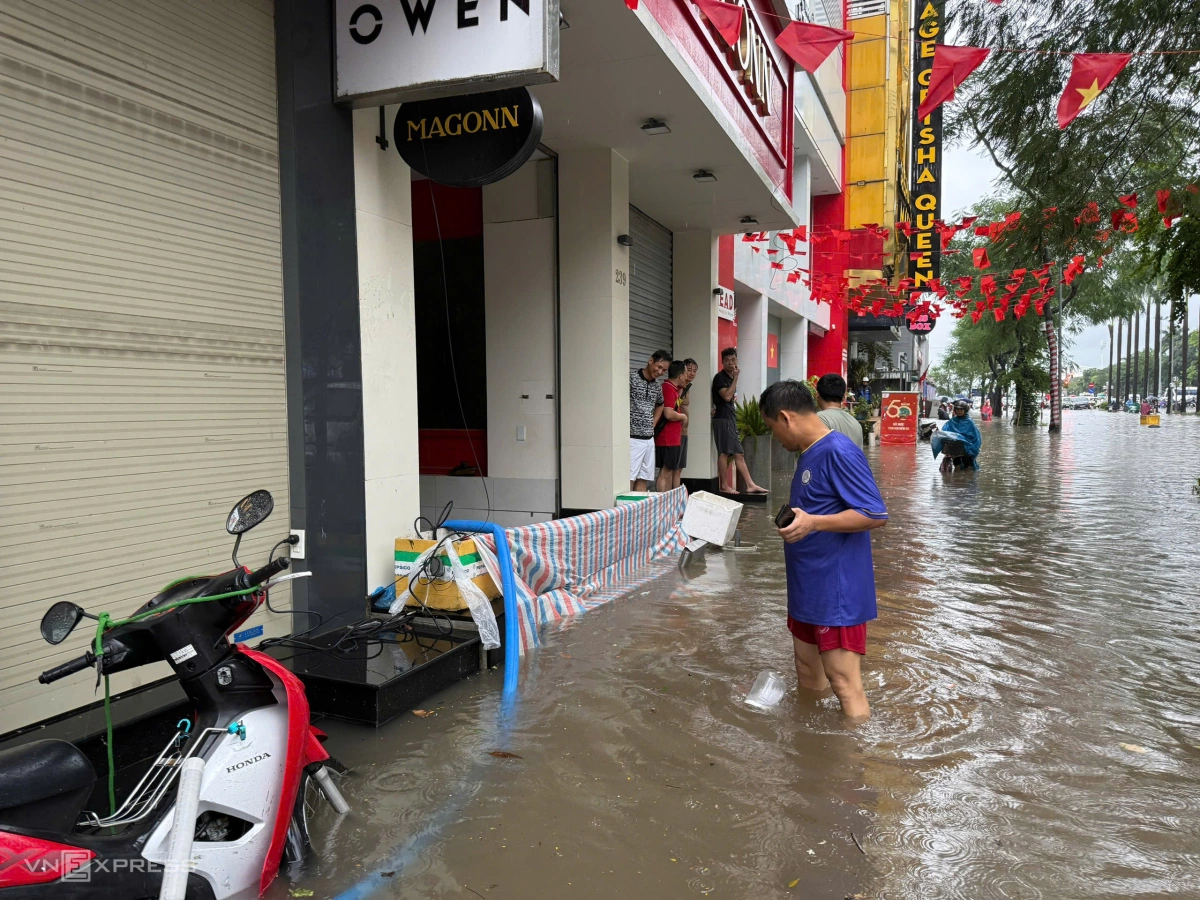 Hầm nhà ở đường Lê Đức Thọ vẫn bị nước và dù đã che chắn, phải dùng máy bơm hút ra. Ảnh: Lộc Chung