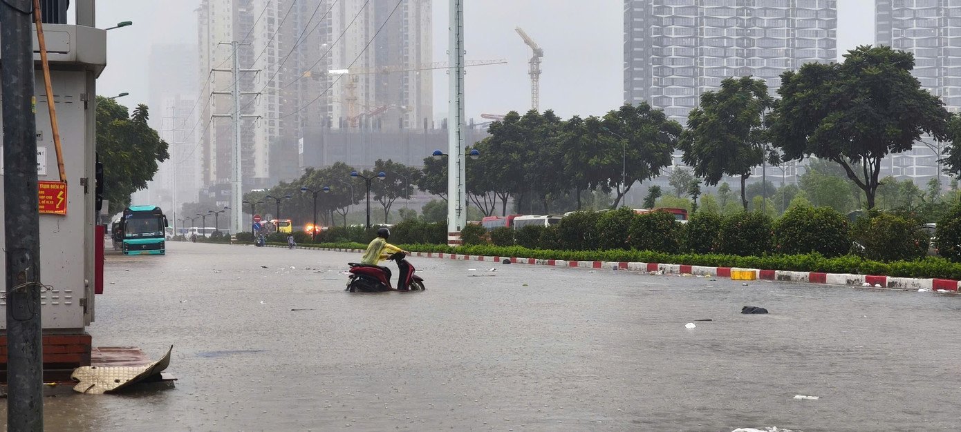 Hà Nội ngập tứ bề, loạt phương tiện bị &#39;bức tử&#39; giữa biển nước - 17