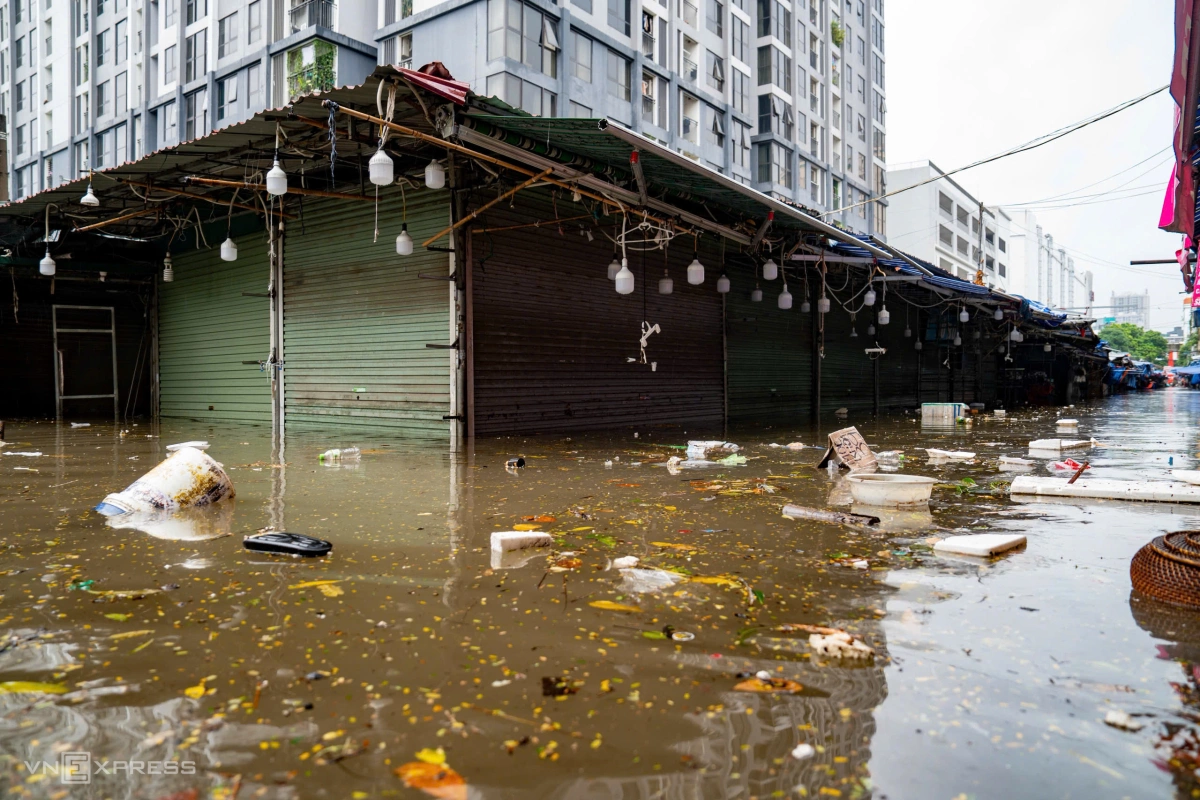 Chợ Nhà Xanh ngập rác. Ảnh: Tùng Đinh