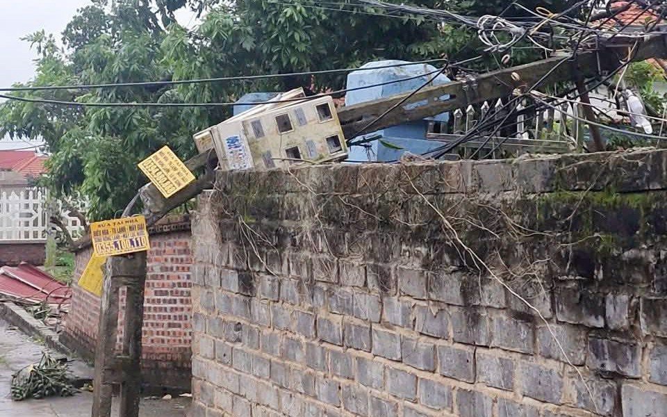 Tường gạch, mái tôn nhà dân bị dông lốc thổi bay.