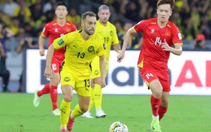 Malaysia nhập tịch liền 7 cầu thủ và trong số đó có những người đến từ Argentina và Brazil, khiến ngay cả dư luận trong nước cũng ngờ vực về thân thế của họ