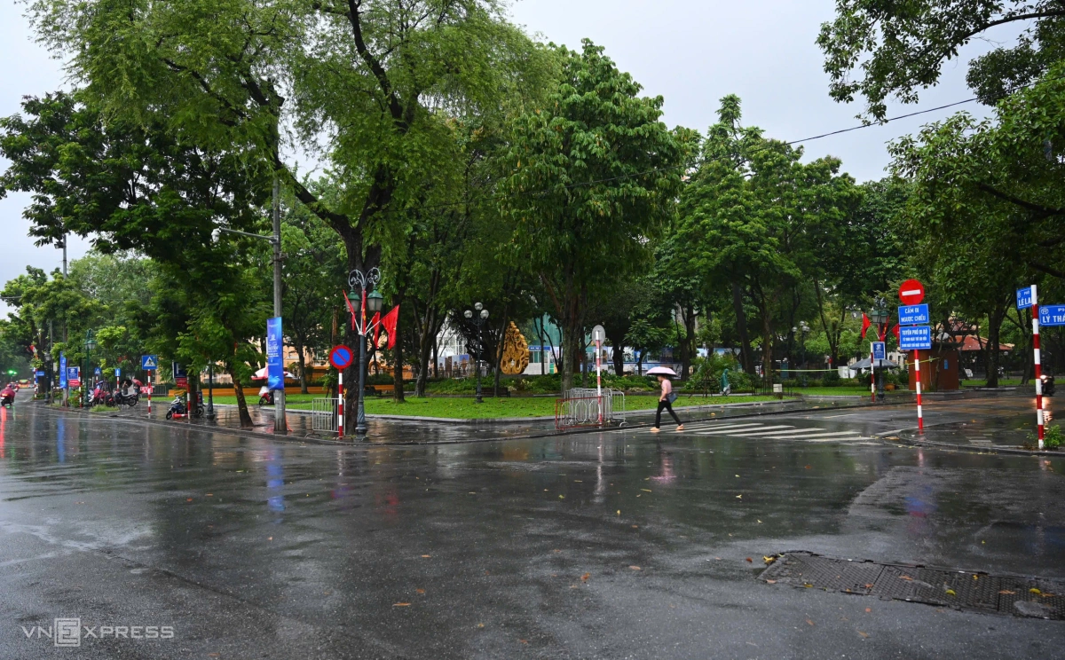 Đường Lê Lai, Lý Thái Tổ không có hiện tượng ngập, phương tiện lưu thông bình thường. Ảnh: Giang Huy