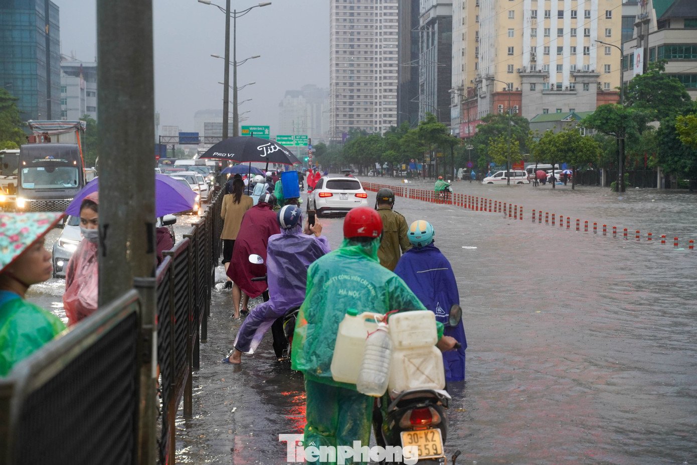 Hà Nội phố thành sông, giao thông tê liệt, xe máy &#39;rồng rắn&#39; leo cao tốc giữa biển nước - 8