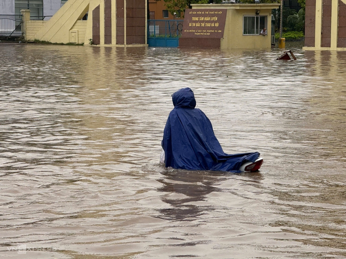 Điểm ngập sâu gần 1 m trước Trung tâm huấn luyện thi đấu thể thao Hà Nội trên đường Lê Đức Thọ. Ảnh: Lộc Chung