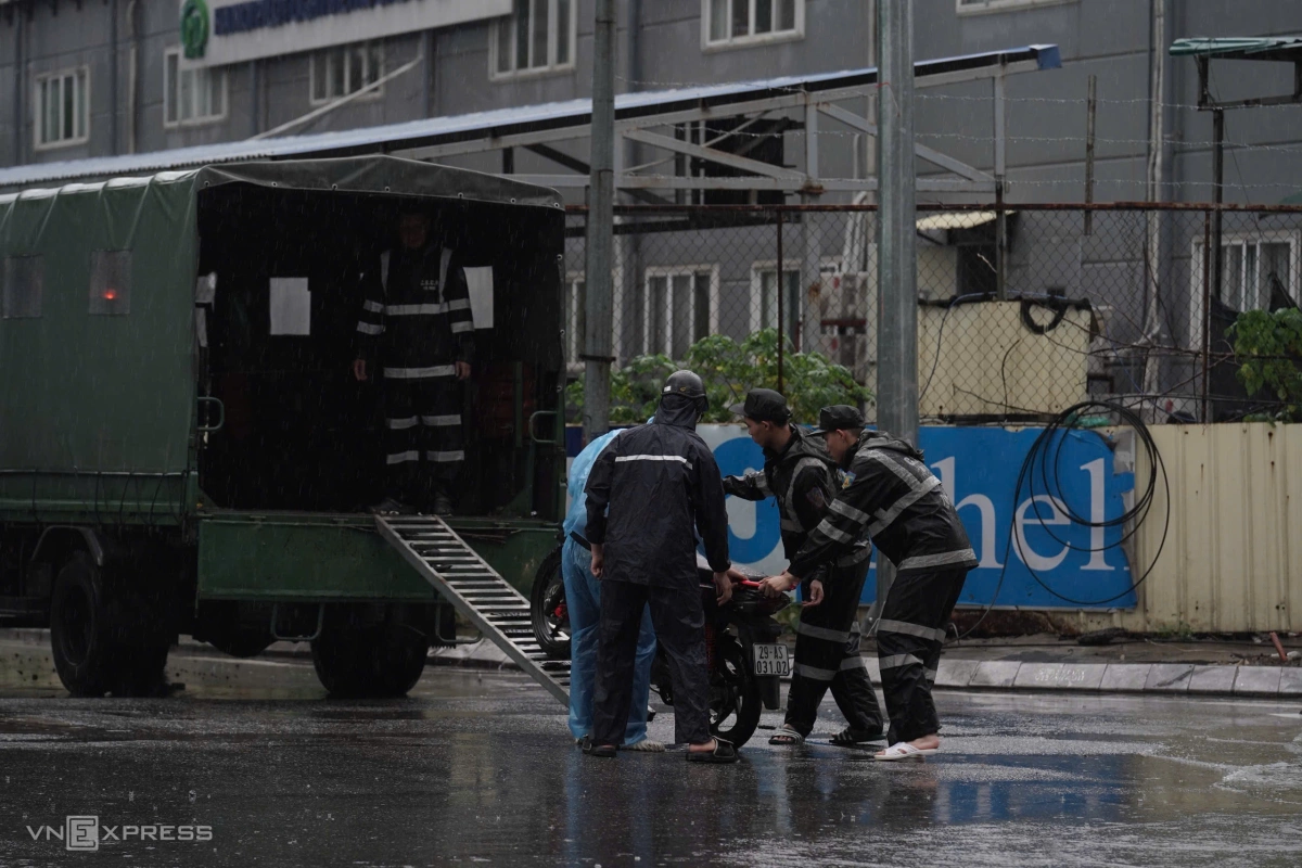 Xe tải chở xe máy qua chỗ ngập trên phố Liễu Giai