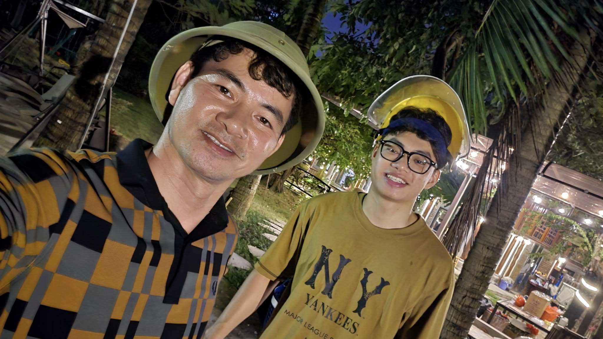 NSND Xuân Bắc và con trai nửa đêm ra vườn gia cố cây cối chống bão.