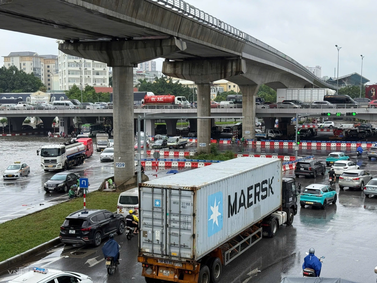 Nút giao Mai Dịch lúc 11h, ùn tắc dài hướng Phạm Văn Đồng - Linh Đàm. Ảnh: Lộc Chung