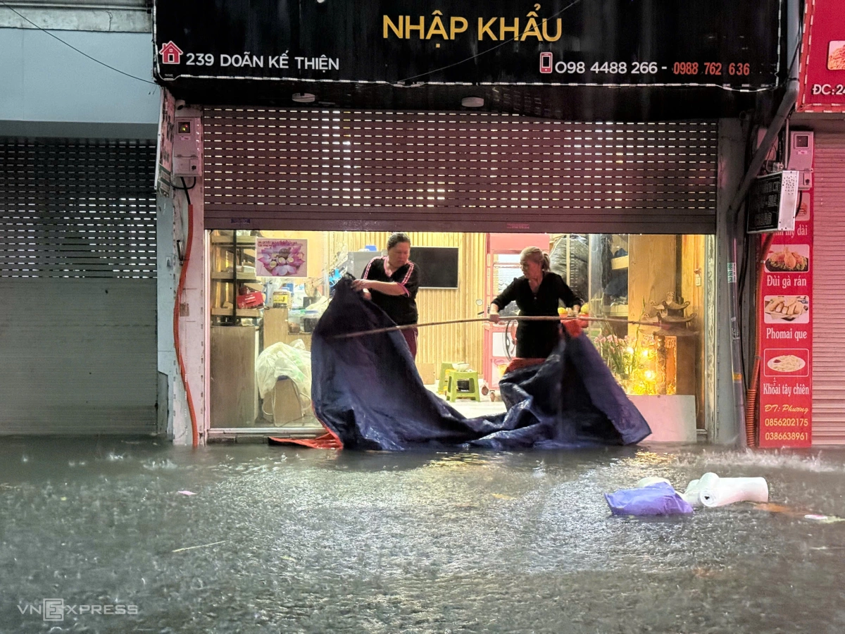 Hầu hết hộ dân ở đây đều bị nước mưa tràn vào nhà. Ảnh: Lộc Chung