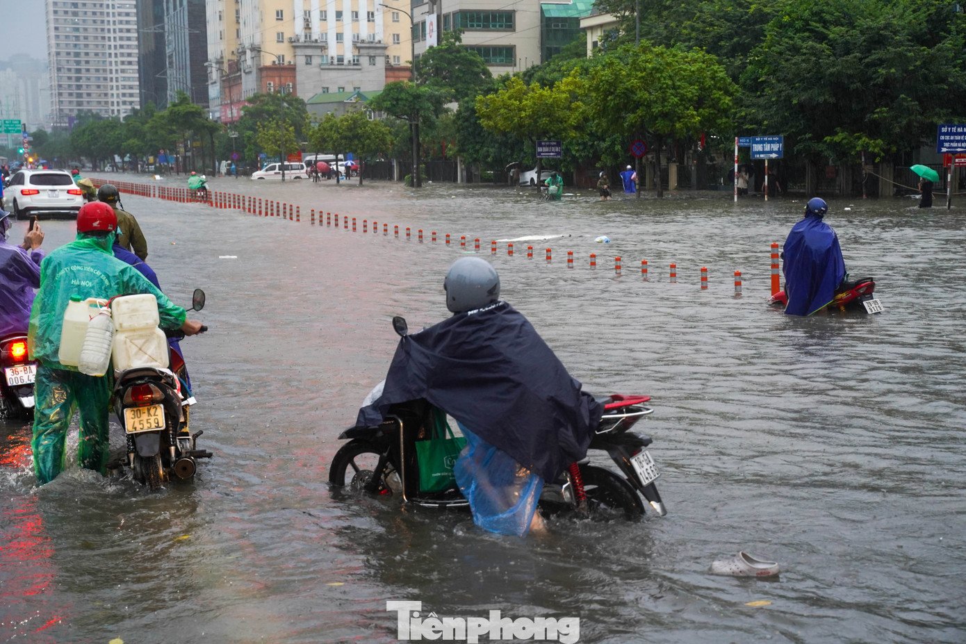 Hà Nội phố thành sông, giao thông tê liệt, xe máy &#39;rồng rắn&#39; leo cao tốc giữa biển nước - 9