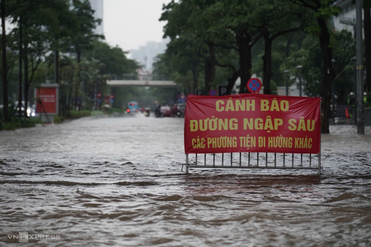 Biển cảnh báo lớn đặt giữa đường Liễu Giai. Ảnh: Hoàng Giang