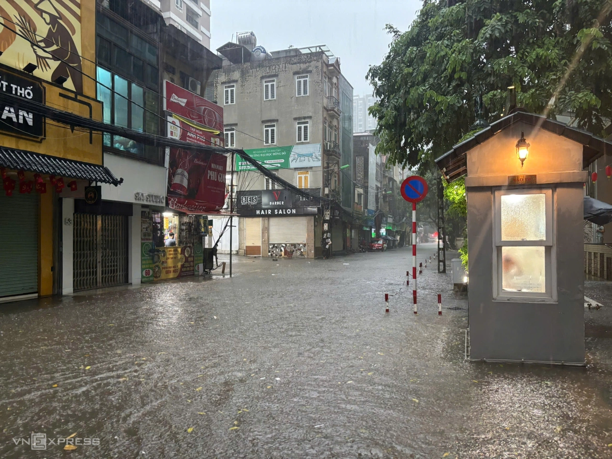 Nước ngập sâu nửa mét. Sáng nay nhiều trường học đã thông báo cho học sinh học online. Ảnh: Hoàng Giang