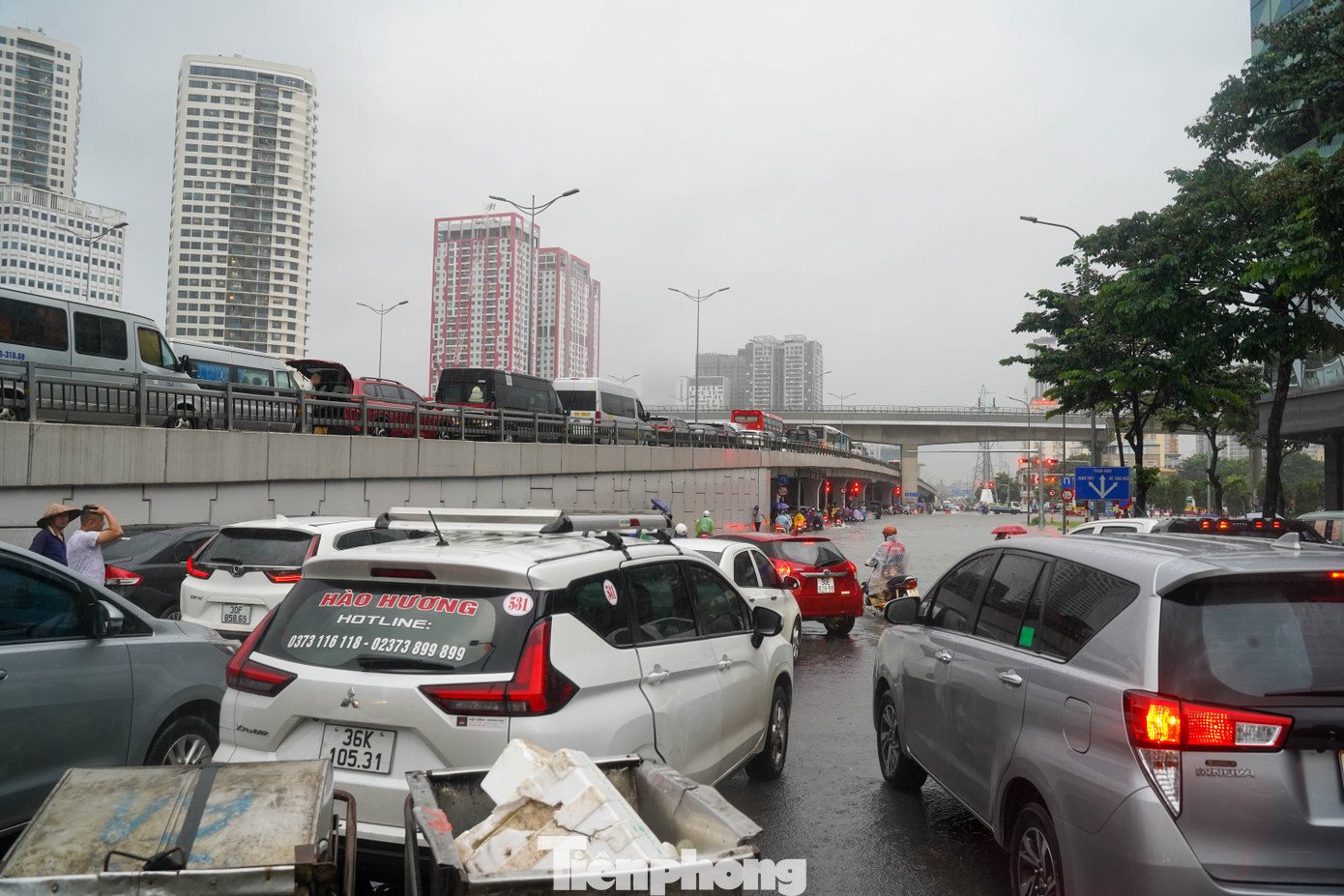 Hà Nội phố thành sông, giao thông tê liệt, xe máy &#39;rồng rắn&#39; leo cao tốc giữa biển nước - 12
