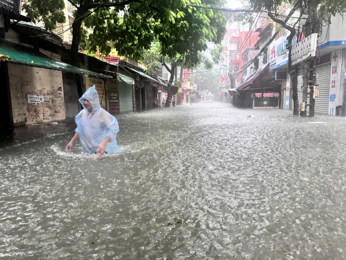 Hà Nội ngập tứ bề, loạt phương tiện bị &#39;bức tử&#39; giữa biển nước - 22
