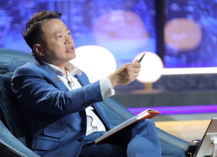 Shark Nguyễn Hòa Bình trên ghế nóng Shark Tank Việt Nam.