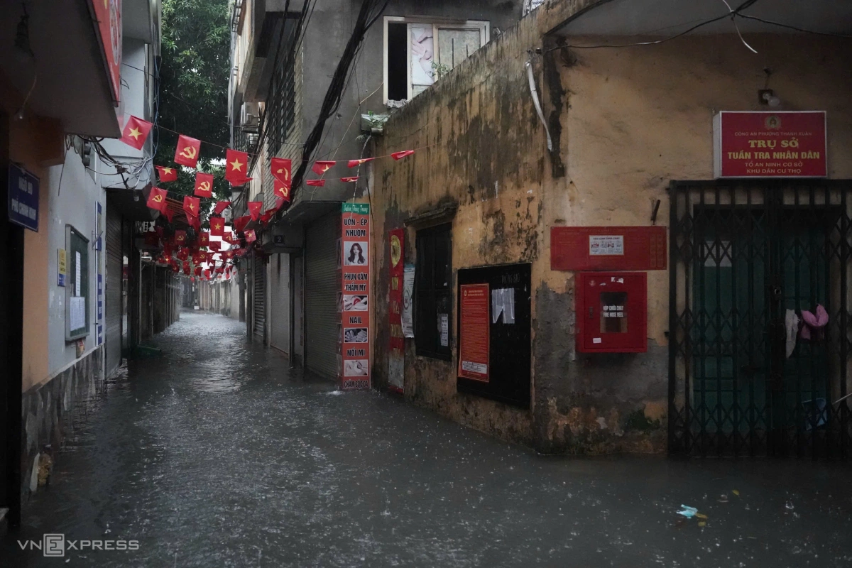 Phố Chính Kinh, phường Thanh Xuân ngập vào nhà dân. Ảnh: Hoàng Giang