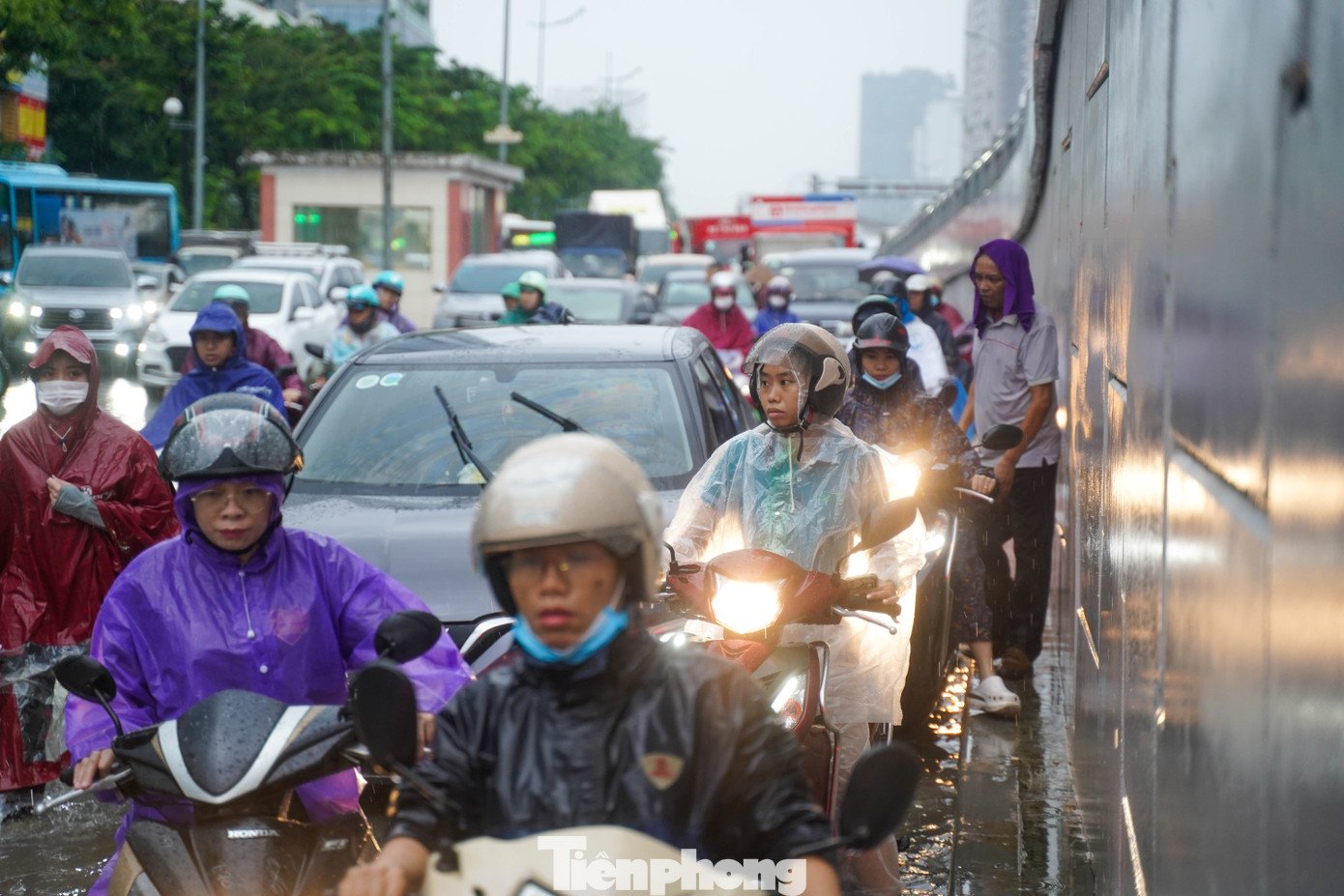 Hà Nội phố thành sông, giao thông tê liệt, xe máy &#39;rồng rắn&#39; leo cao tốc giữa biển nước - 13