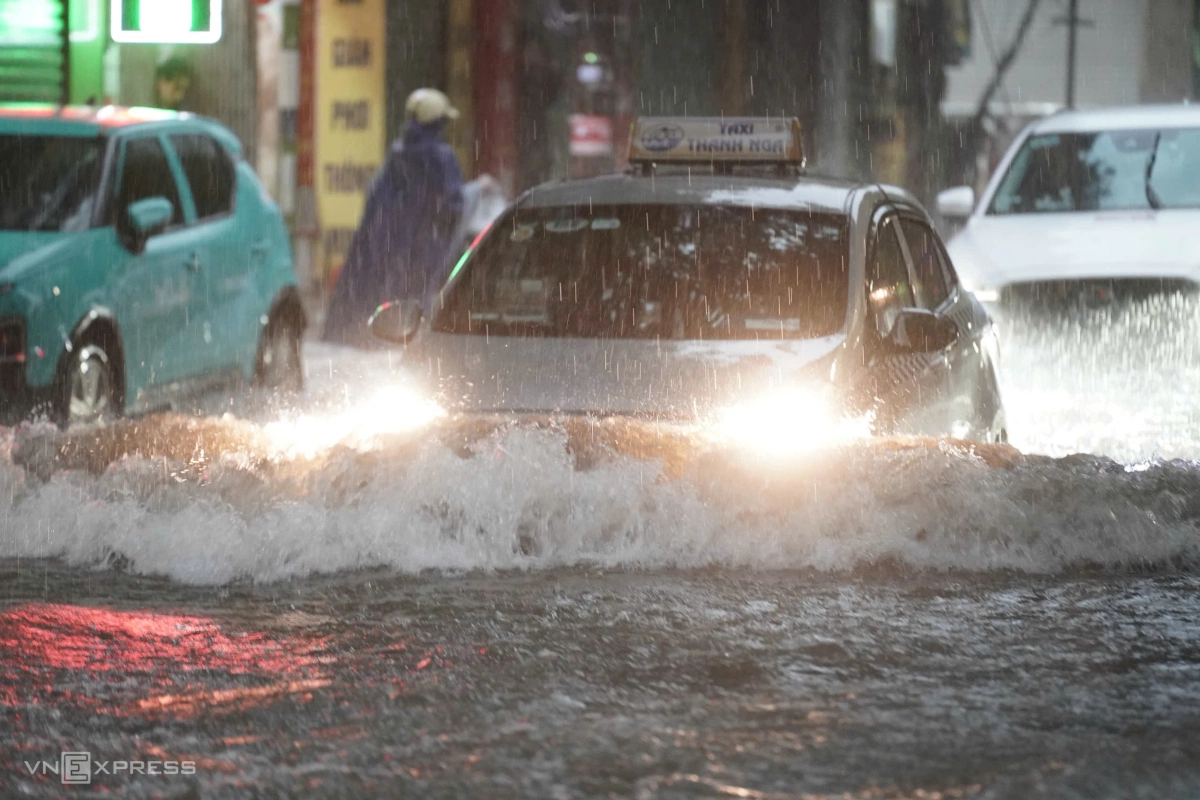 Nước ngập sâu 50 cm. Ảnh: Hoàng Giang