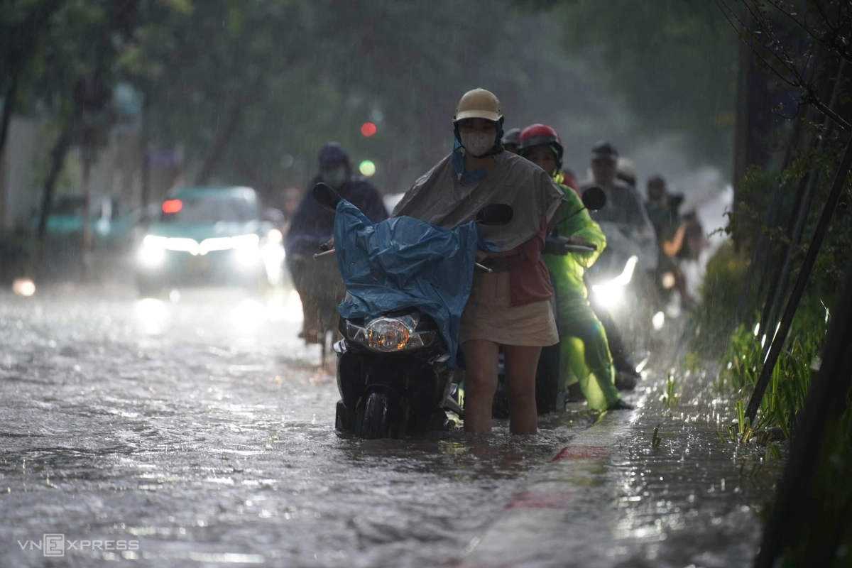 Khu vực sát vỉa hè cao là nơi an toàn nhất để di chuyển. Ảnh: Hoàng Giang
