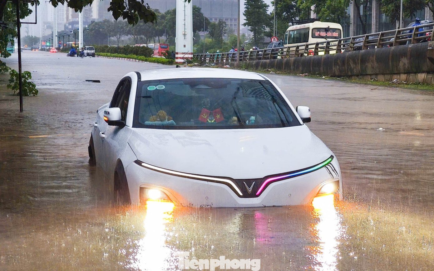 Hà Nội phố thành sông, giao thông tê liệt, xe máy &#39;rồng rắn&#39; leo cao tốc giữa biển nước - 16